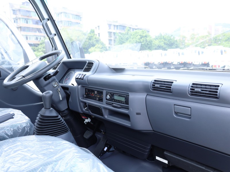 2-5 Ton Isuzu 100P 4X2 Light Cargo Van Truck with Single Cabin