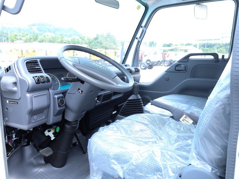 2-5 Ton Isuzu 100P 4X2 Light Cargo Van Truck with Single Cabin