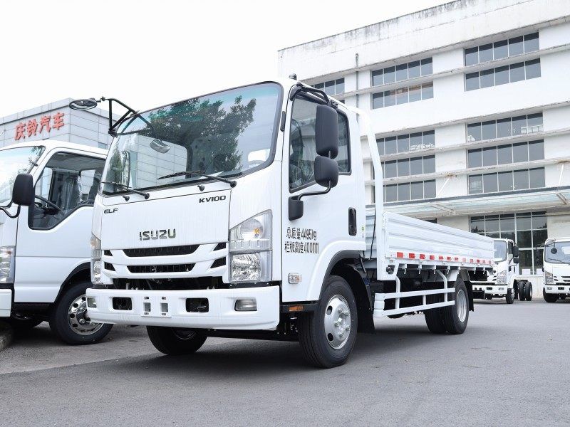 New Isuzu KV100 Flatbed Truck: Boasting an 88kW powerful engine, a high-strength chassis for durability, and excellent fuel efficiency