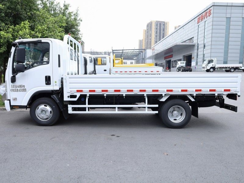 New Isuzu KV100 Flatbed Truck: Boasting an 88kW powerful engine, a high-strength chassis for durability, and excellent fuel efficiency