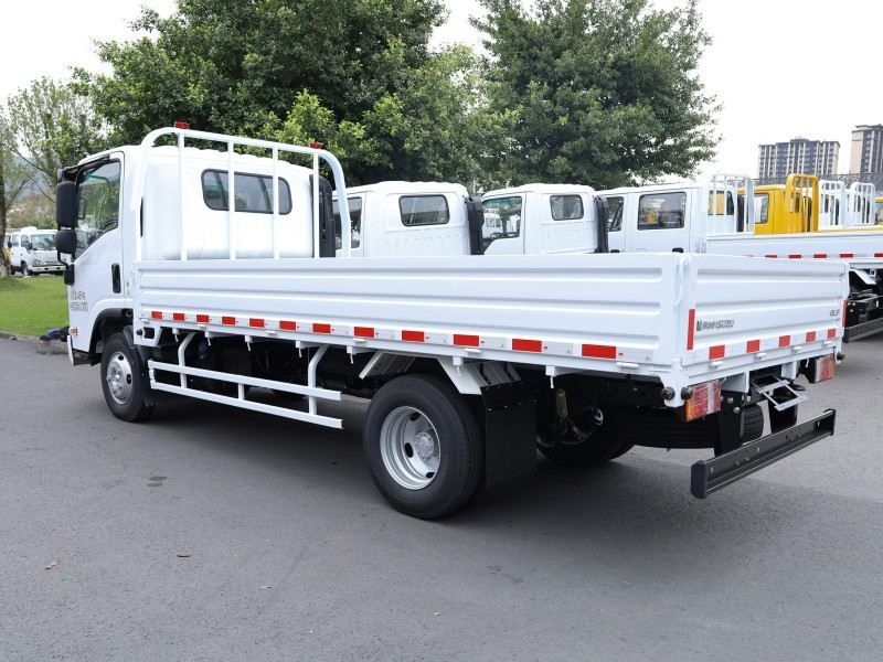 New Isuzu KV100 Flatbed Truck: Boasting an 88kW powerful engine, a high-strength chassis for durability, and excellent fuel efficiency