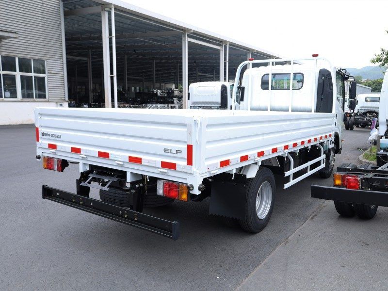 New Isuzu KV100 Flatbed Truck: Boasting an 88kW powerful engine, a high-strength chassis for durability, and excellent fuel efficiency