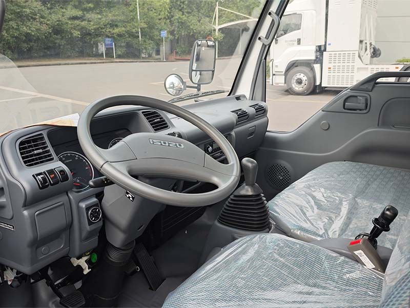 Isuzu 100P Chassis Cab – Sturdy, Dependable, and Prepared for Tailored Configurations in Logistics, Construction, and More