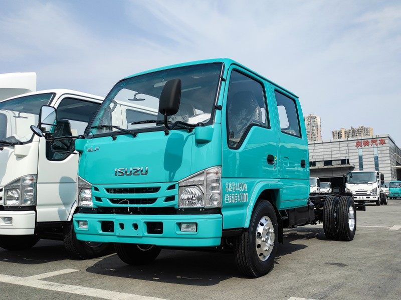 Isuzu 100P Double Cab Chassis: Versatile for Municipal Operations and Urban Deliveries