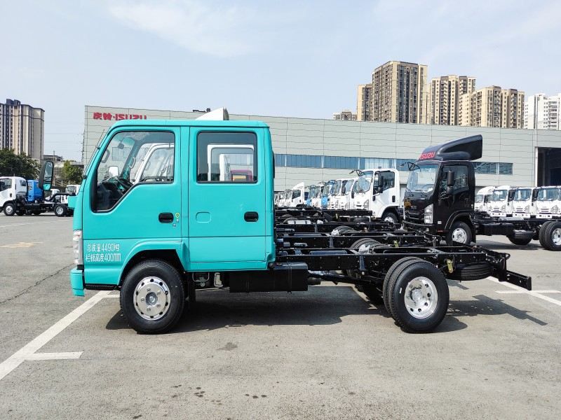 Isuzu 100P Double Cab Chassis: Versatile for Municipal Operations and Urban Deliveries