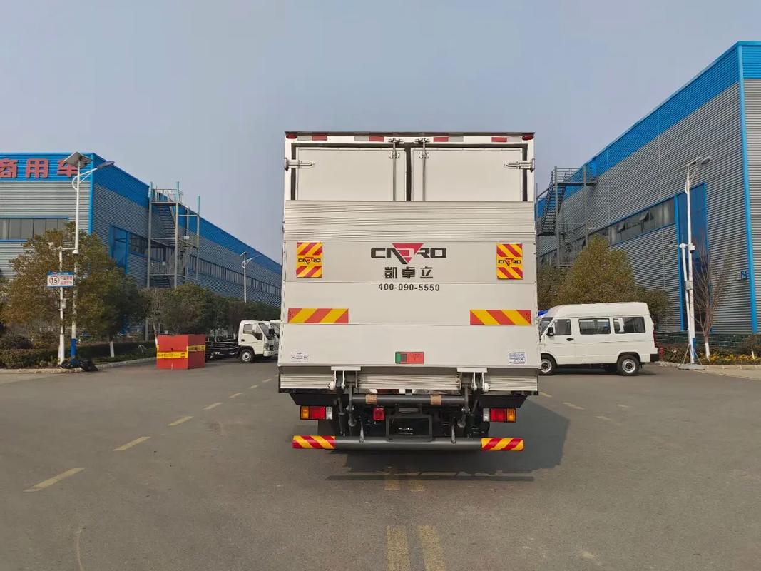 QINGLING ISUZU ELF 5Ton Mini Truck Refrigerated Trucks 4x2 Refrigerator Truck for Meat and Fish Transport