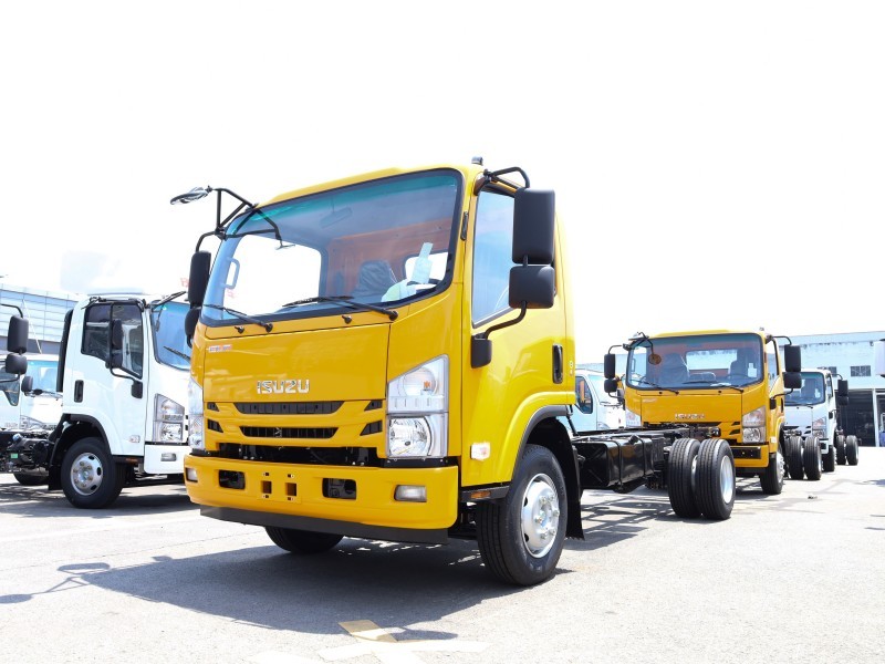 ISUZU NPR 700P Commercial Vehicle Chassis Truck Diesel Fuel 4x2 Drive Wheel Left Steering