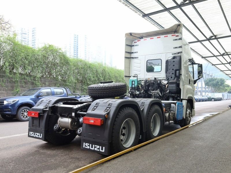 ISUZU VC66 GIGA automatic transmission tractor head