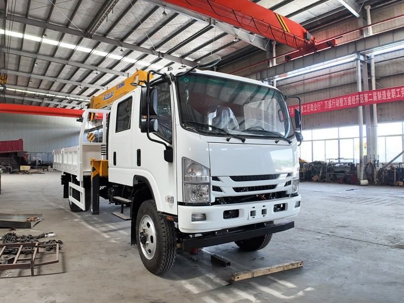 Isuzu 700P NPR 4-wheel drive with XCMG straight boom truck-mounted crane