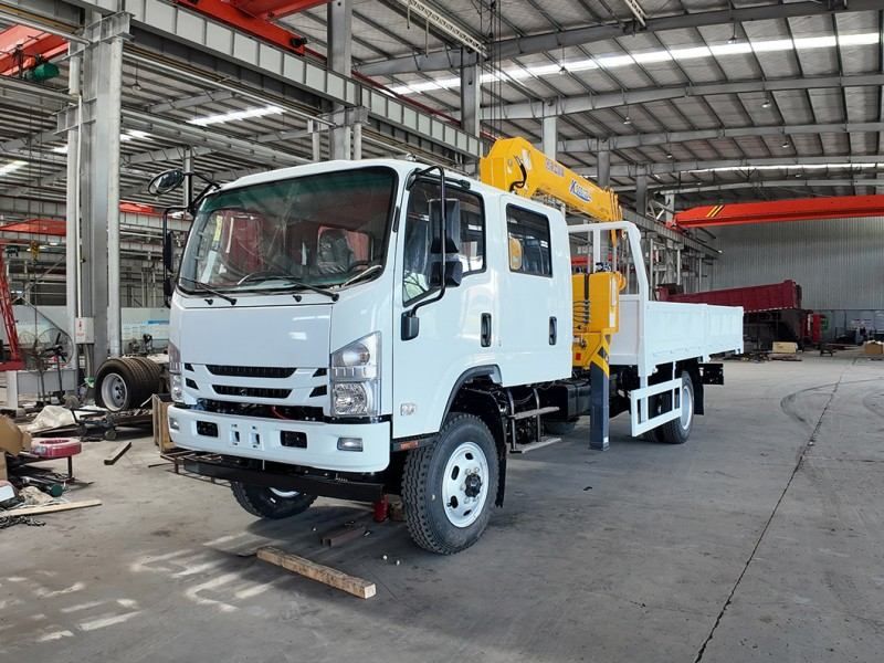 Isuzu 700P NPR 4-wheel drive with XCMG straight boom truck-mounted crane