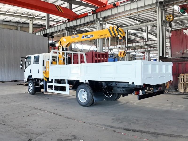 Isuzu 700P NPR 4-wheel drive with XCMG straight boom truck-mounted crane