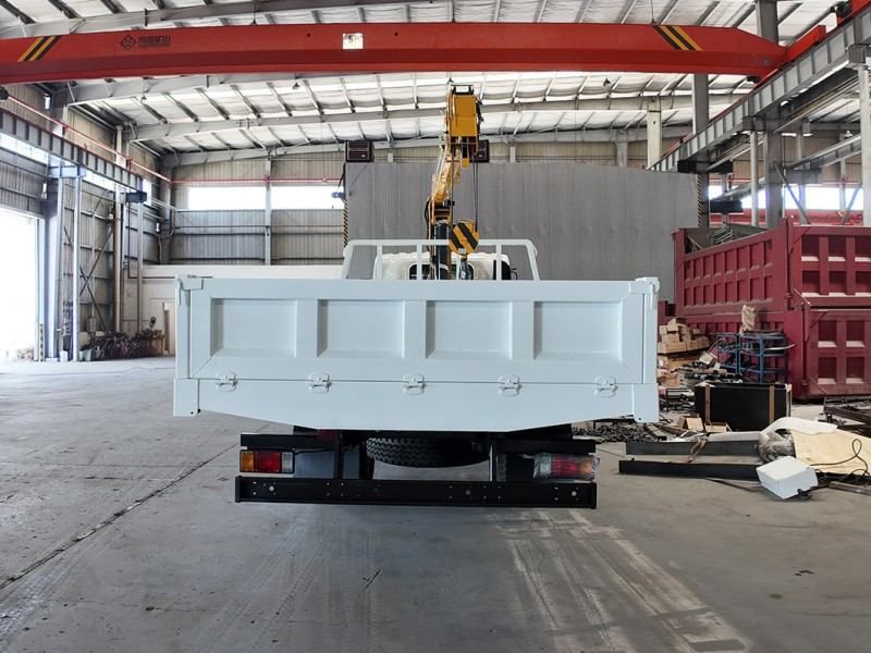 Isuzu 700P NPR 4-wheel drive with XCMG straight boom truck-mounted crane