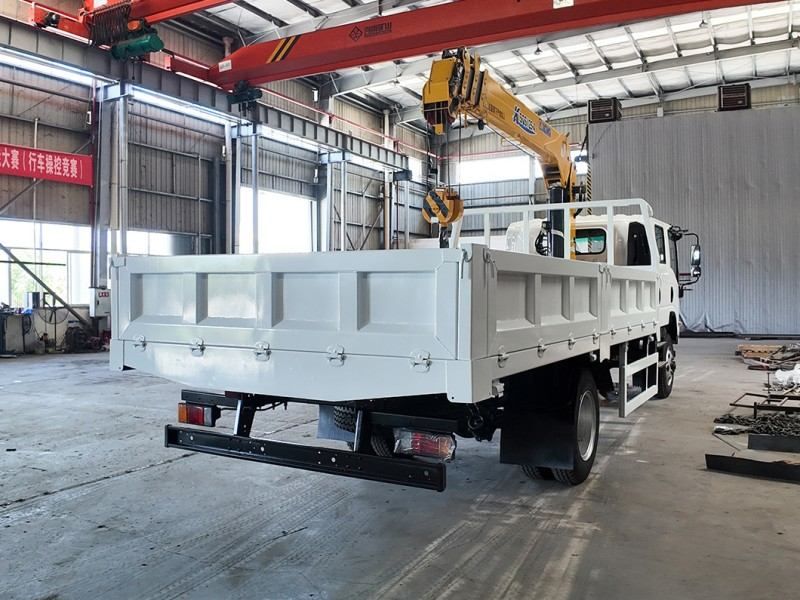 Isuzu 700P NPR 4-wheel drive with XCMG straight boom truck-mounted crane