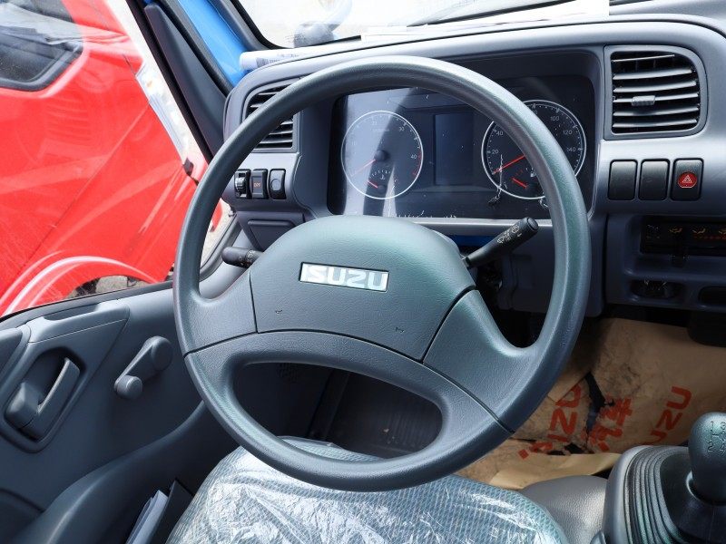 Isuzu Light Truck 100P NKR double-row chassis