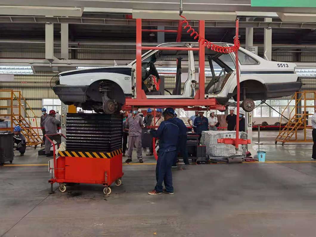 Scrapped car dismantling production line