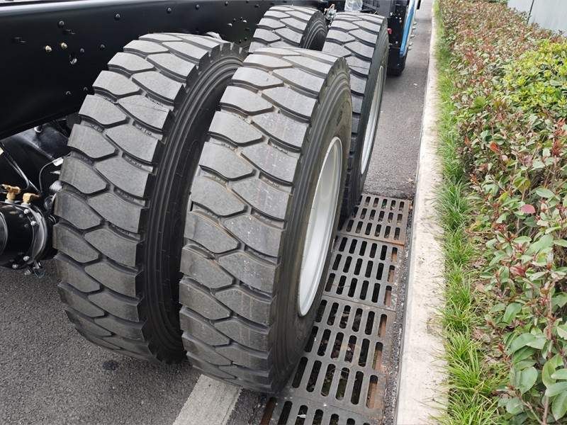 China Qingling Isuzu FVZ Heavy Truck chassis 20T payload