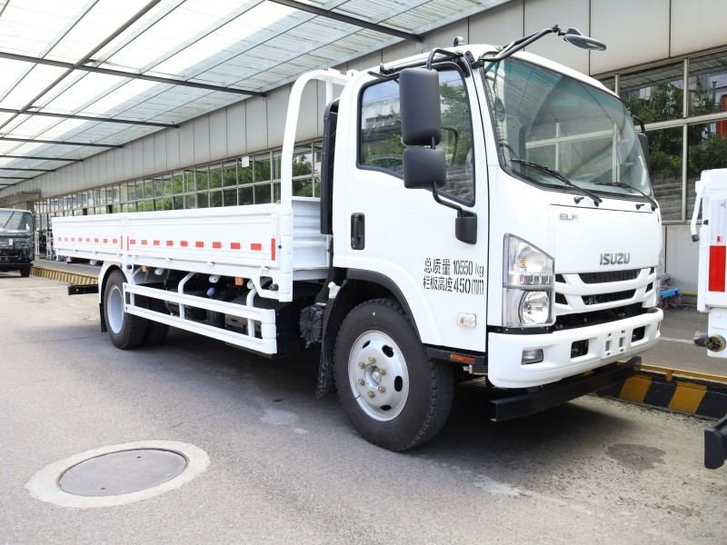 China Qingling Isuzu NPR Cargo Truck 7T payload 205HP 189hp