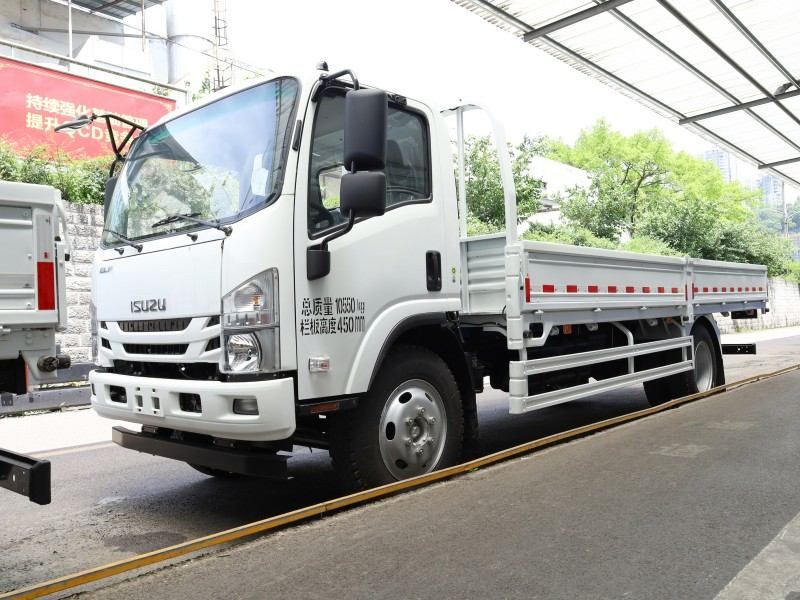 China Qingling Isuzu NPR Cargo Truck 7T payload 205HP 189hp