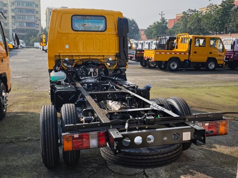 100p Nkr 4X2 Diesel Type Chassis Cargo Truck Chassis for Isuzu
