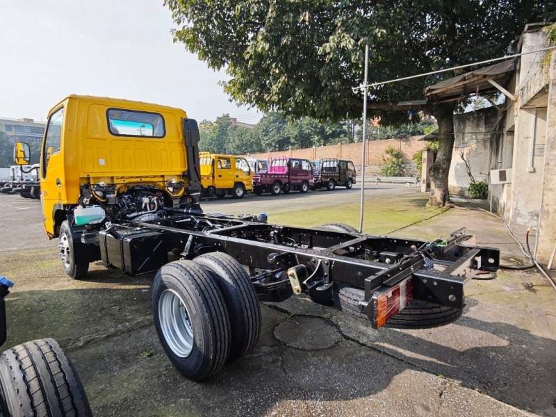 100p Nkr 4X2 Diesel Type Chassis Cargo Truck Chassis for Isuzu