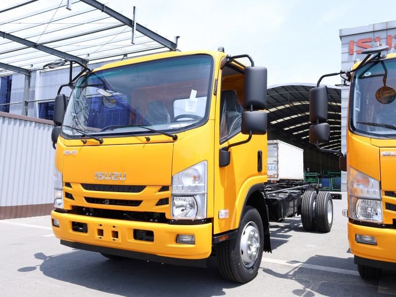 ISUZU NPR 700P Commercial Vehicle Chassis Truck Diesel Fuel 4x2 Drive Wheel Left Steering