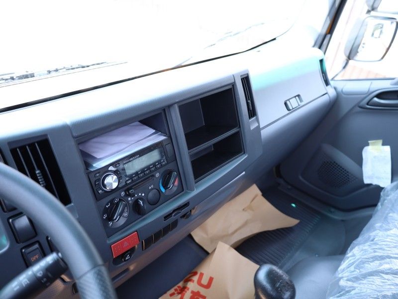 ISUZU NPR 700P Commercial Vehicle Chassis Truck Diesel Fuel 4x2 Drive Wheel Left Steering