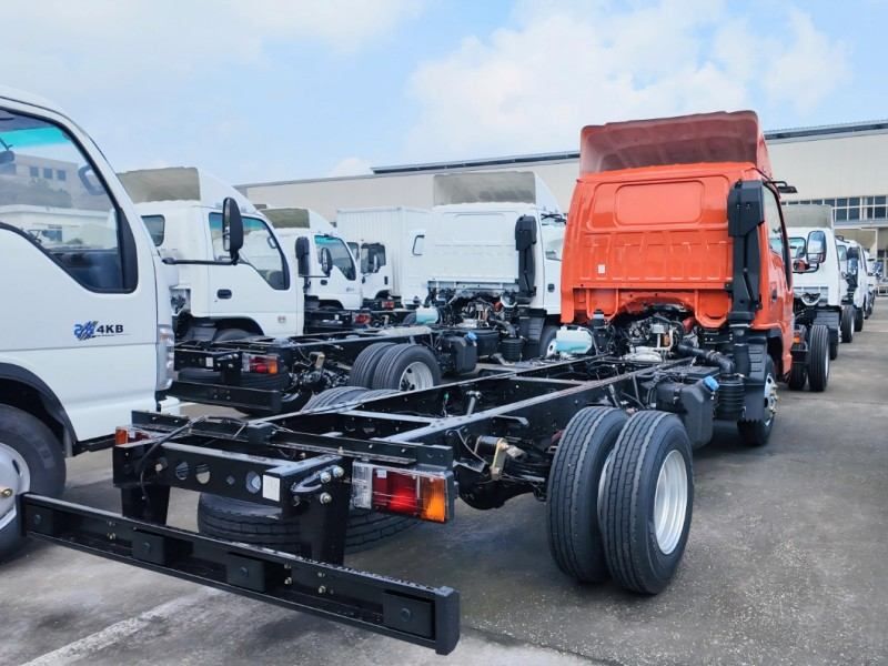Hot Sale Euro 6 Diesel Isuzu NHR 100P 4x2 Single Cab Chassis Truck