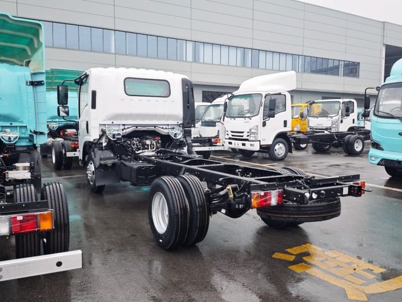 Hot Sale for ISUZU KV100 Chassis Single Cabin Medium-Duty Truck Diesel Fuel 4x2 4x4 Drive Wheel Options Euro 2 Euro 5 Emission