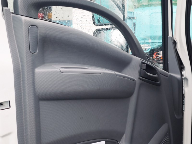 Hot Sale for ISUZU KV100 Chassis Single Cabin Medium-Duty Truck Diesel Fuel 4x2 4x4 Drive Wheel Options Euro 2 Euro 5 Emission