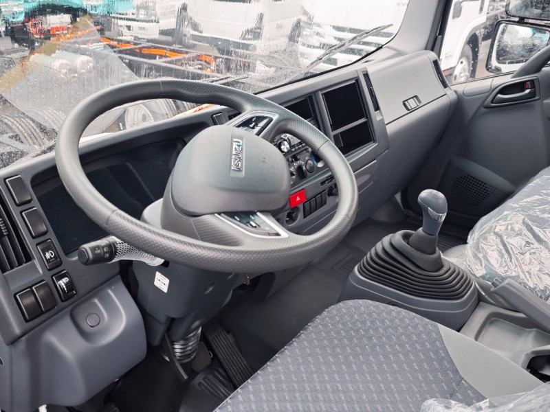 Hot Sale for ISUZU KV100 Chassis Single Cabin Medium-Duty Truck Diesel Fuel 4x2 4x4 Drive Wheel Options Euro 2 Euro 5 Emission