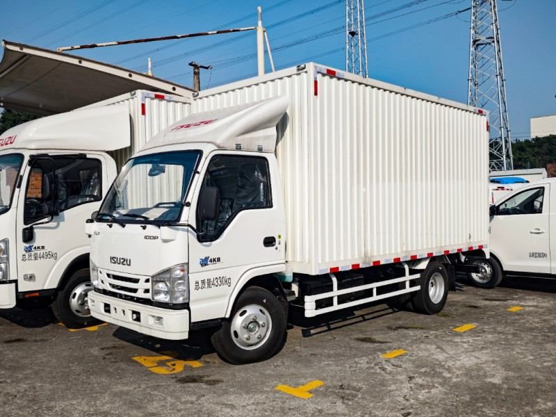 Quality Isuzu Wing Body Cargo Truck for Goods Transportation
