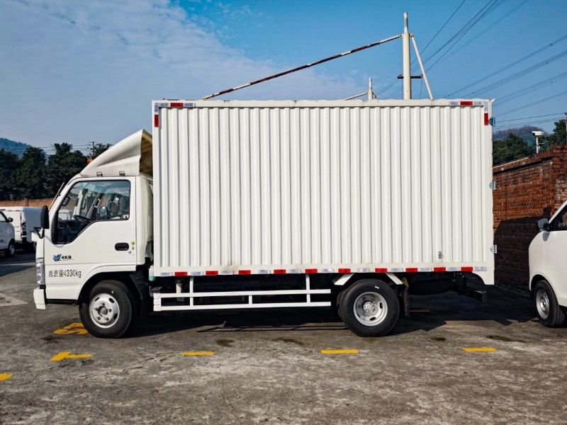 Quality Isuzu Wing Body Cargo Truck for Goods Transportation
