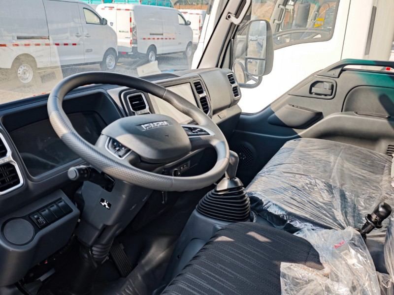 Quality Isuzu Wing Body Cargo Truck for Goods Transportation