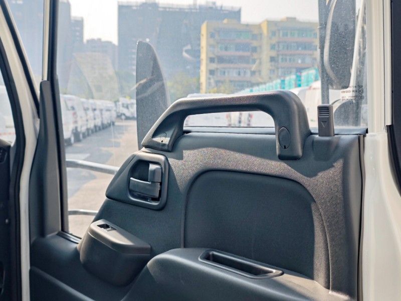 Quality Isuzu Wing Body Cargo Truck for Goods Transportation