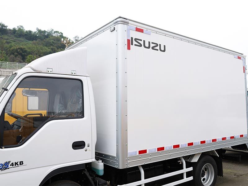 Isuzu Wing Opening Cargo Truck for Logistics Transport