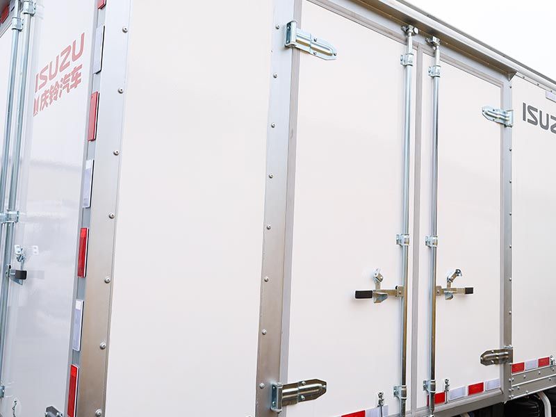 Isuzu Wing Opening Cargo Truck for Logistics Transport