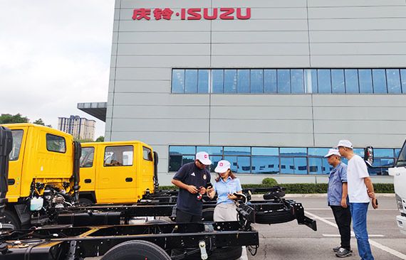 Strengthening Ties: Peruvian Client Visits Factory to Deepen Partnership
